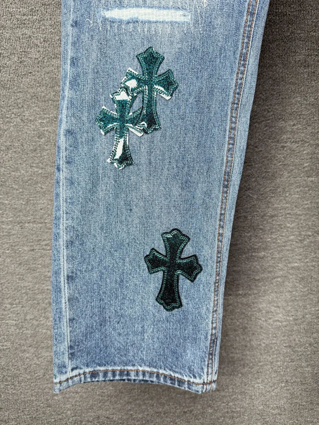 P290 💰 (top version) Croxin & 𝐂𝐡𝐫𝐨𝐦𝐞 𝐇𝐞𝐚𝐫𝐭 ss25 blue pants starry sky ripped button jeans. Styles with different wash textures are very friendly to people with thin legs. The slightly flared version perfectly modifies the leg shape. The timeless and moderate length makes it easy to match and match. It is the basis for various styles and is a must-have in your wardrobe! The fabric is stiff but also makes the upper body soft without losing texture. The washing process is even more perfect. It is a must-have item for everyone! ! ! Washed wheat, hang tag, pants label, complete with three labels Color: blue Size: 28-30-32-34-36 (corresponding to S-M-L-XL-XXL)